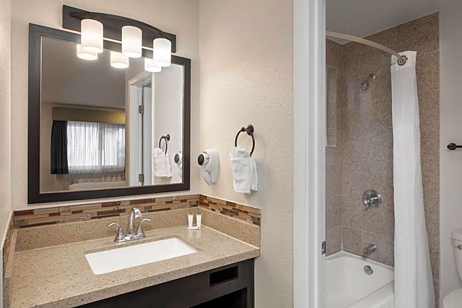 Days Inn by Wyndham Monterey Downtown