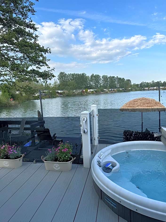 Lakeside Dorchester Lodge - Hot Tub with Fishing Peg