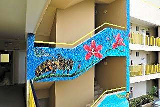 12 Bees Hotel