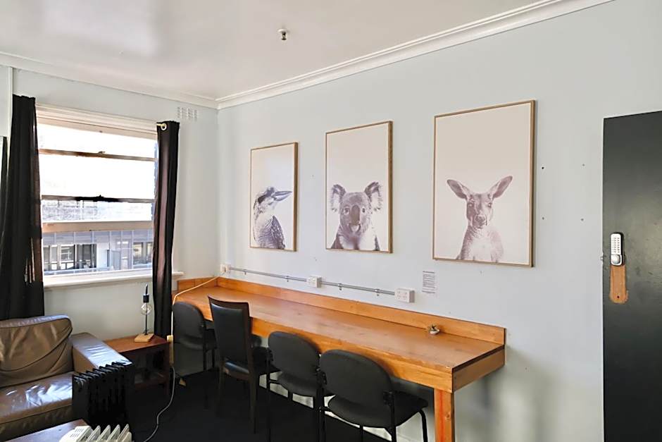 Pint On Punt Backpackers