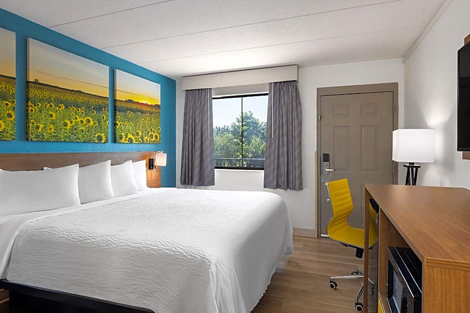 Days Inn & Suites by Wyndham Indianapolis Airport East