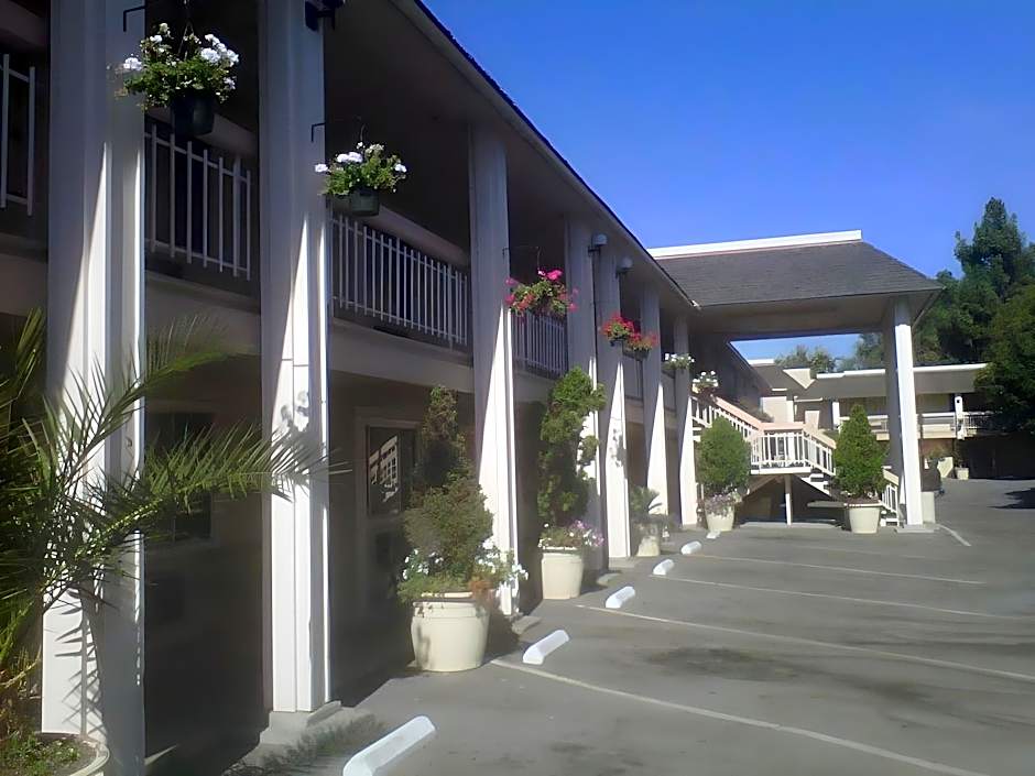Caravelle Inn & Suites