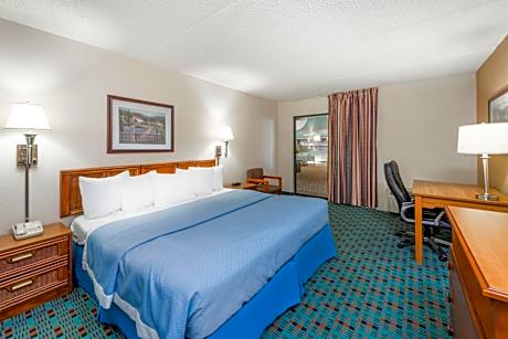 King Room with Roll-in Shower - Mobility Accessible/Non-Smoking