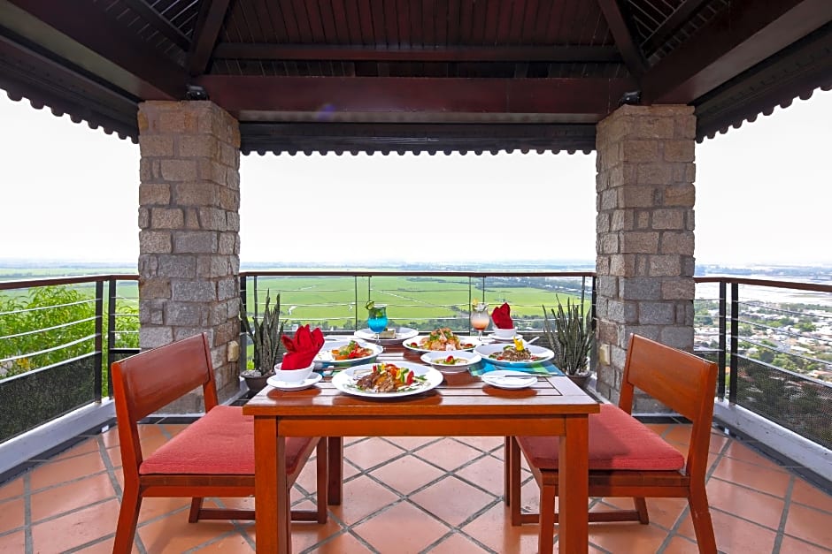 Victoria Nui Sam Lodge