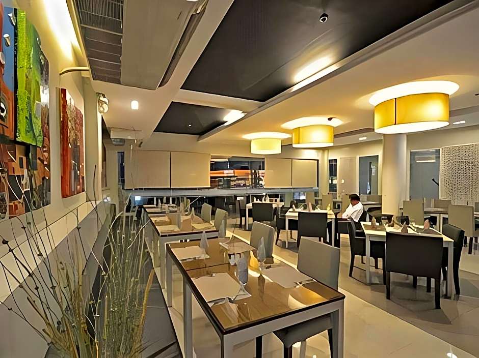 Holiday Suites Business District - Formerly Empire Suites Hotel