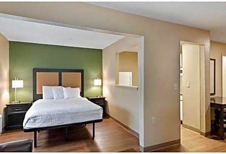 1 Queen Bed Suite Non-Smoking Accessible