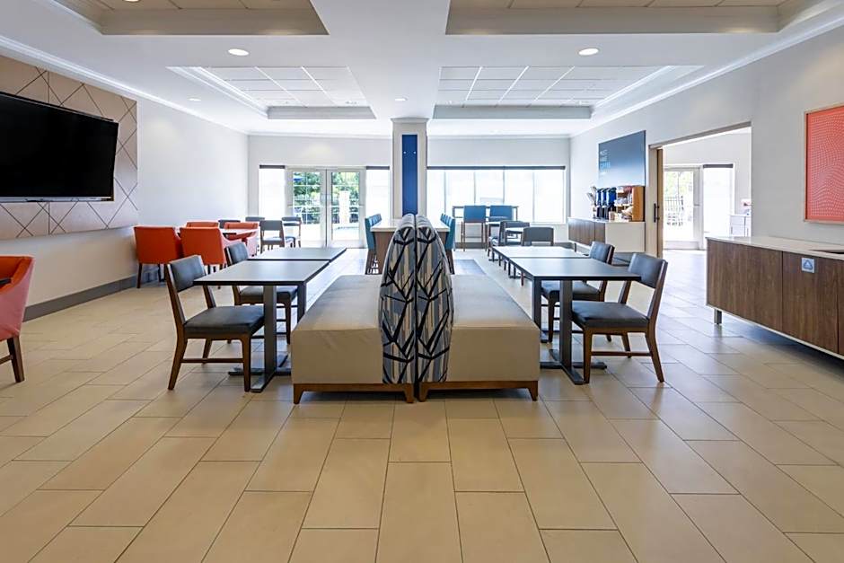 Holiday Inn Express & Suites Columbus at Northlake By IHG