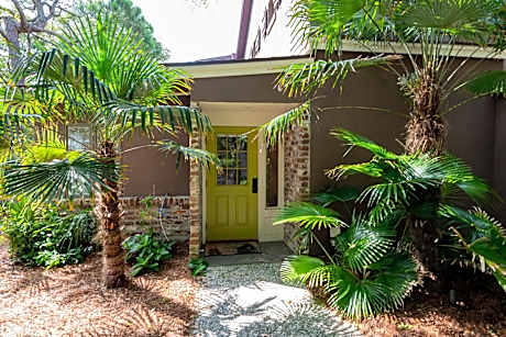 Folly Vacation 620 apartment w/bonus room, one block to the beach & pet friendly