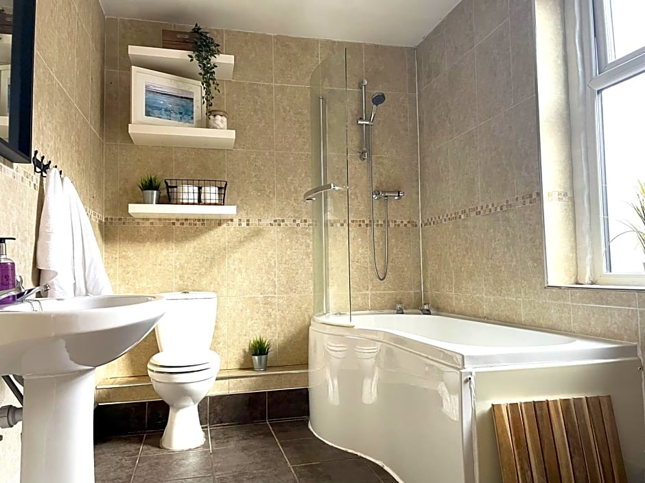 Riverside Lodge - Quaint Victorian Home By The River