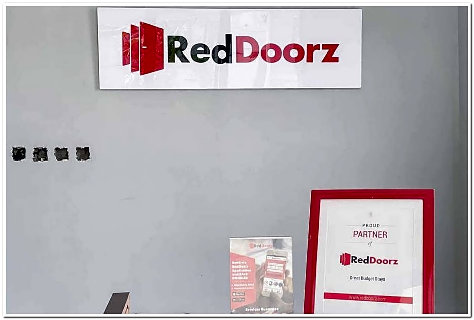 Syariah Near T2 Juanda Airport 2 by Reddoorz – Surabaja, IL