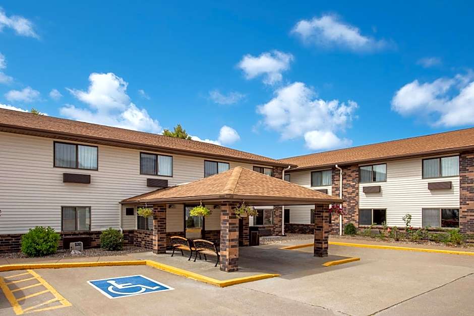 Days Inn & Suites by Wyndham Davenport East
