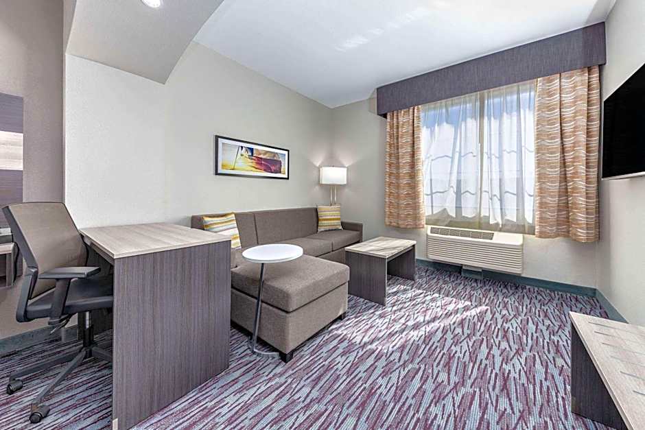 La Quinta Inn & Suites by Wyndham Allen At The Village