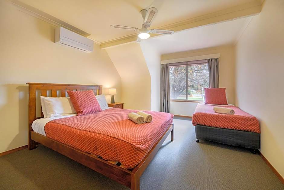 AAt 28 Goldsmith Motel