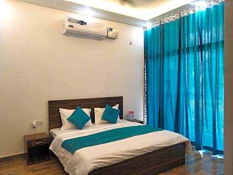 Goroomgo NV Palace Vrindavan