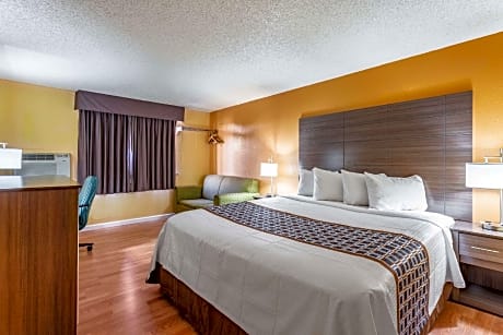 1 King Bed Smoking