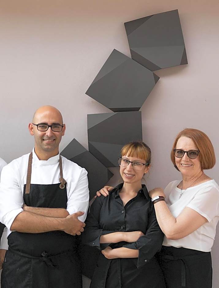 Uve Rooms & Wine Bar