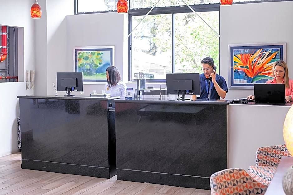 Irazu Hotel & Studios