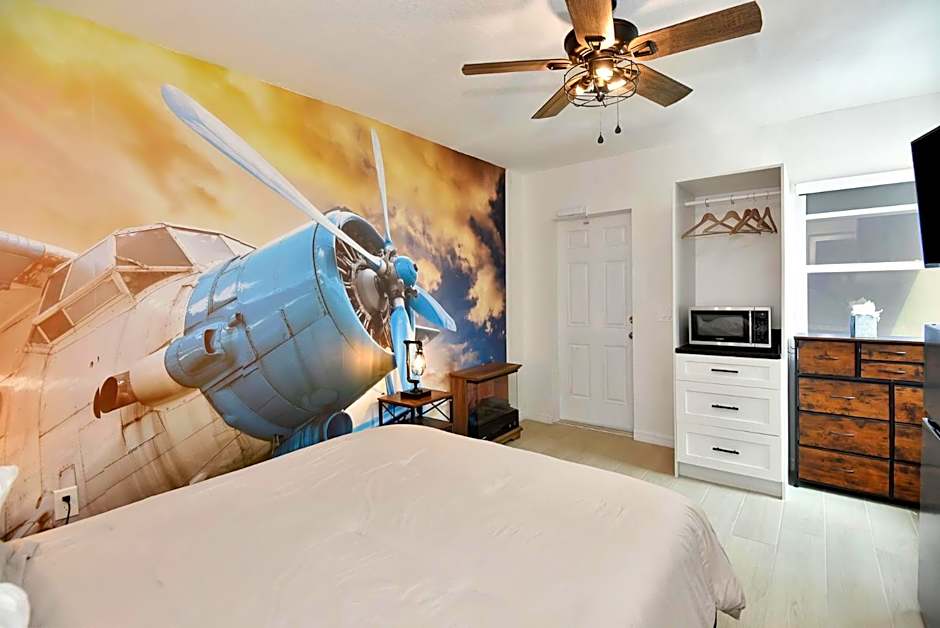 Daytona Studio Suite Queen Bed Walk In Shower #3