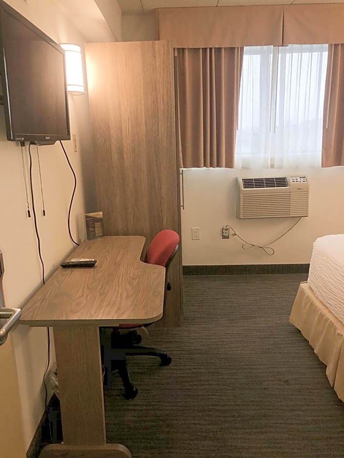 Days Inn & Suites by Wyndham Niagara Falls Centre St. By the Falls