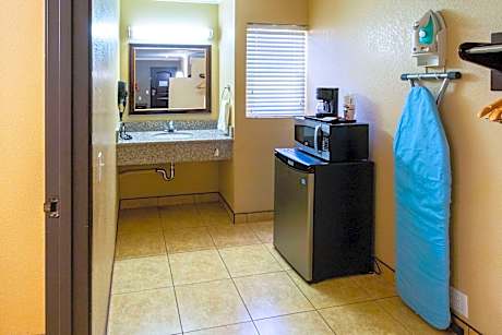 1 King Bed 2 Queen Beds Suite Nonsmoking