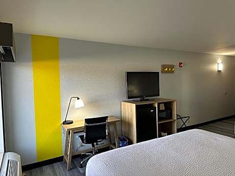 King Room with Tub and Grab Bars - Mobility/Hearing Accessible - Non-Smoking