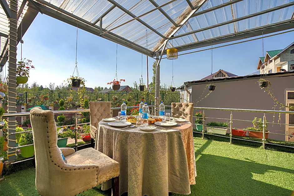 Hotel The Montreal Near by Dal Lake