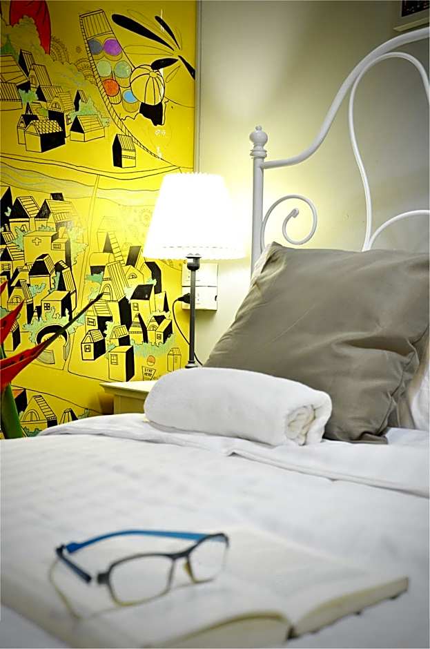 Goodfellas Thong lo Hostel #NO CHECK IN AFTER 5 PM-CHECK IN TIME NEEDED#