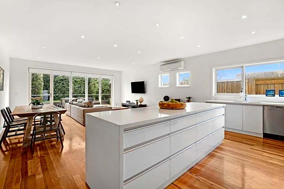 Central Torquay Townhouse 350m to the sand