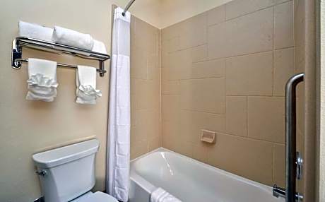 2 Queens Beds-Sofa-Nonsmoking-Free Wifi- Coffeemaker-Hairdryer-39 Inch Flat Panel