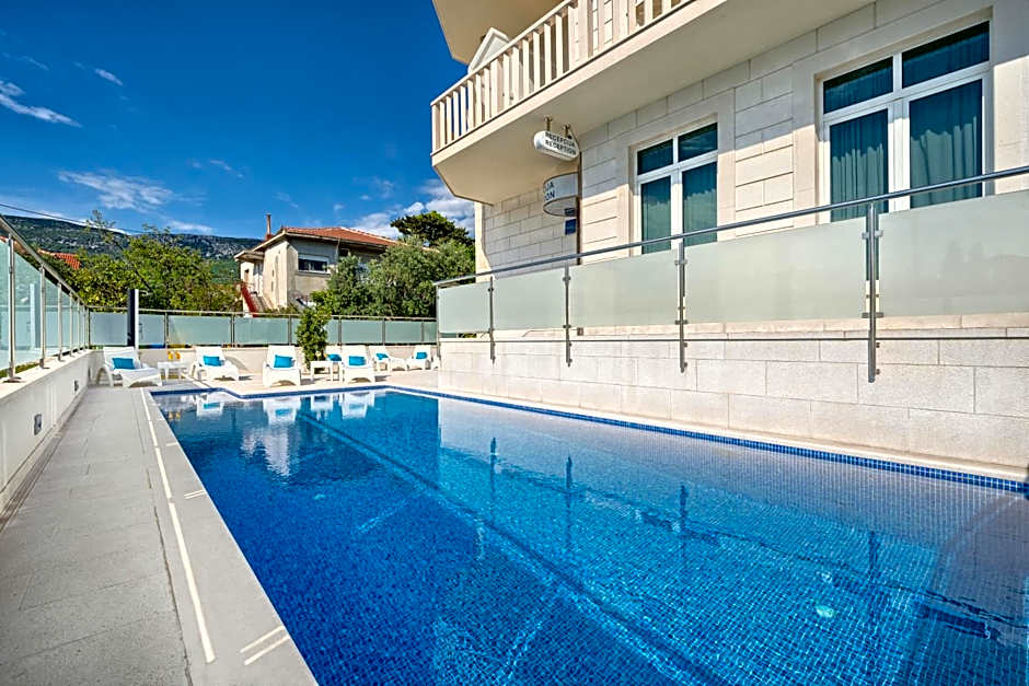 Hotel Riva Kaštela with swimming pool