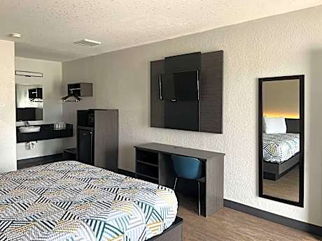 1 Queen Bed | Mobility Accessible Tub Nsmk