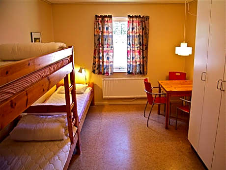 Triple Room with Shared Bathroom - No Pets
