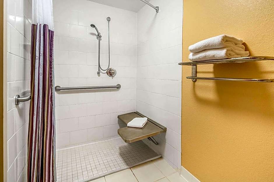 La Quinta Inn & Suites by Wyndham Naples Downtown