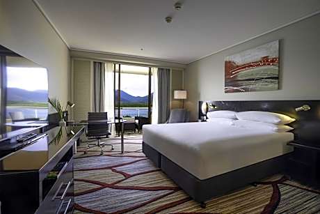 King Hilton Executive Room with Water View