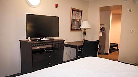 King Room with Bath Tub - Mobility Accessible/Non-Smoking