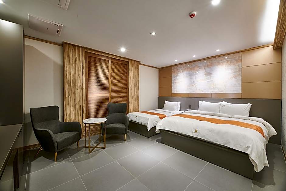 Aura Hotel