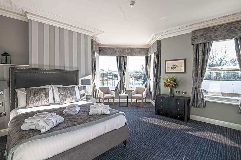 Thames Riviera Hotel