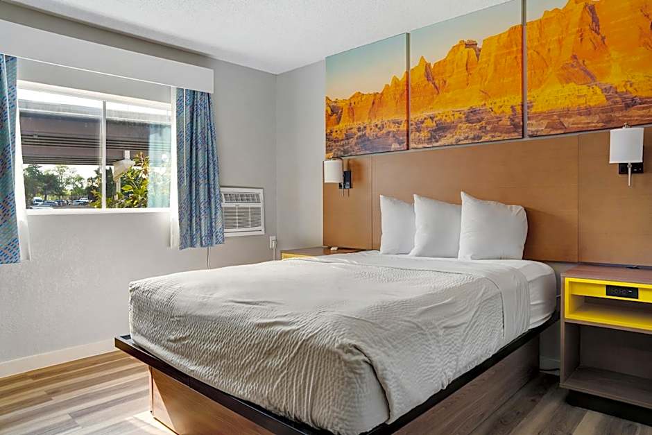 Days Inn by Wyndham Omaha - West Dodge