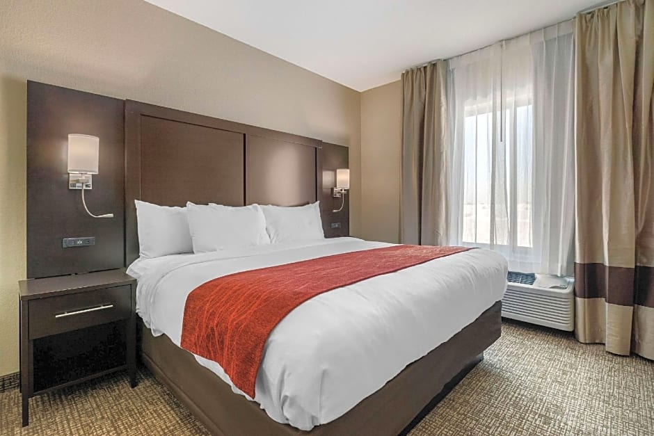 Comfort Inn & Suites Cedar Rapids CID Eastern Iowa Airport