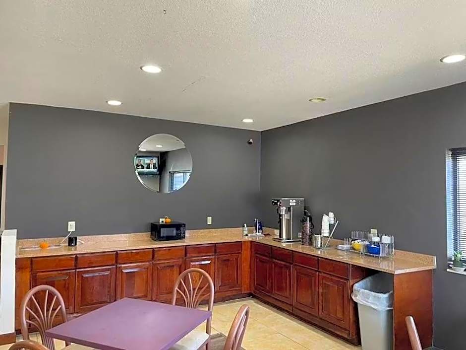 Days Inn by Wyndham Topeka