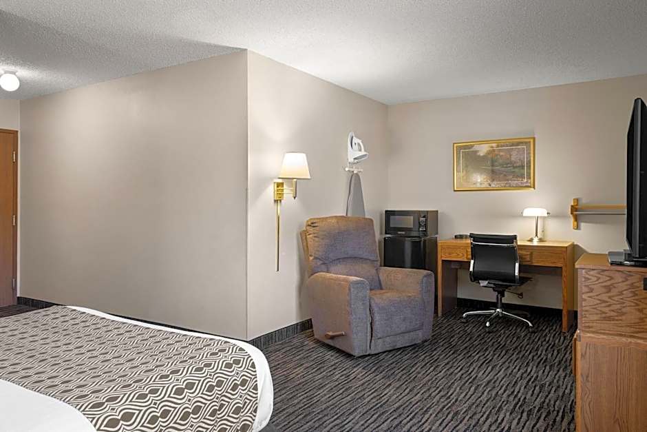 Super 8 by Wyndham Lewistown