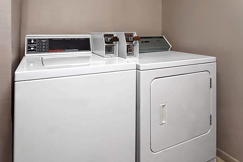 Super 8 by Wyndham McHenry/Fox Lake Area