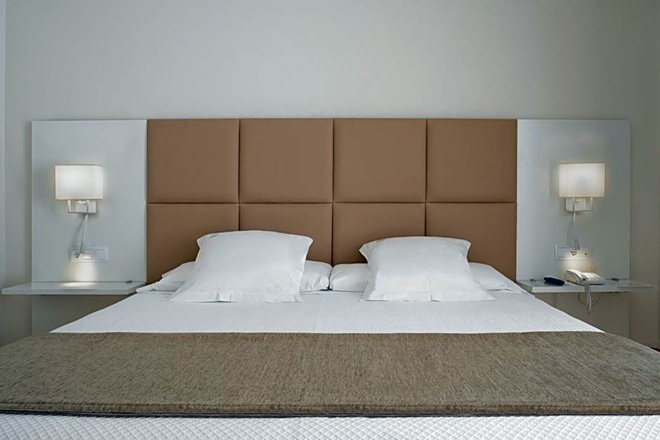 Foto 1 di 3 di 1 Double Bed or 2 Beds