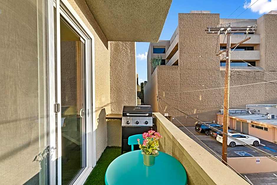 Beverly Hills Chic 2 bed 2bath with Patio and Parking 309