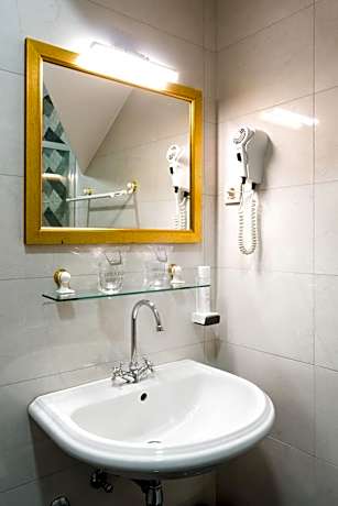 Deluxe Single Room with Queen Bed