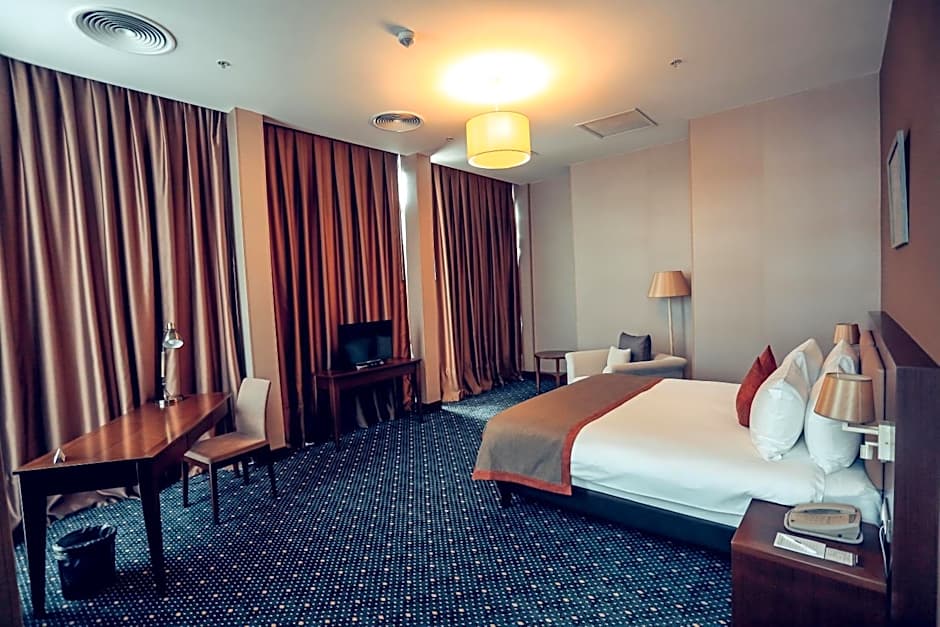 Parkside Hotel & Apartments