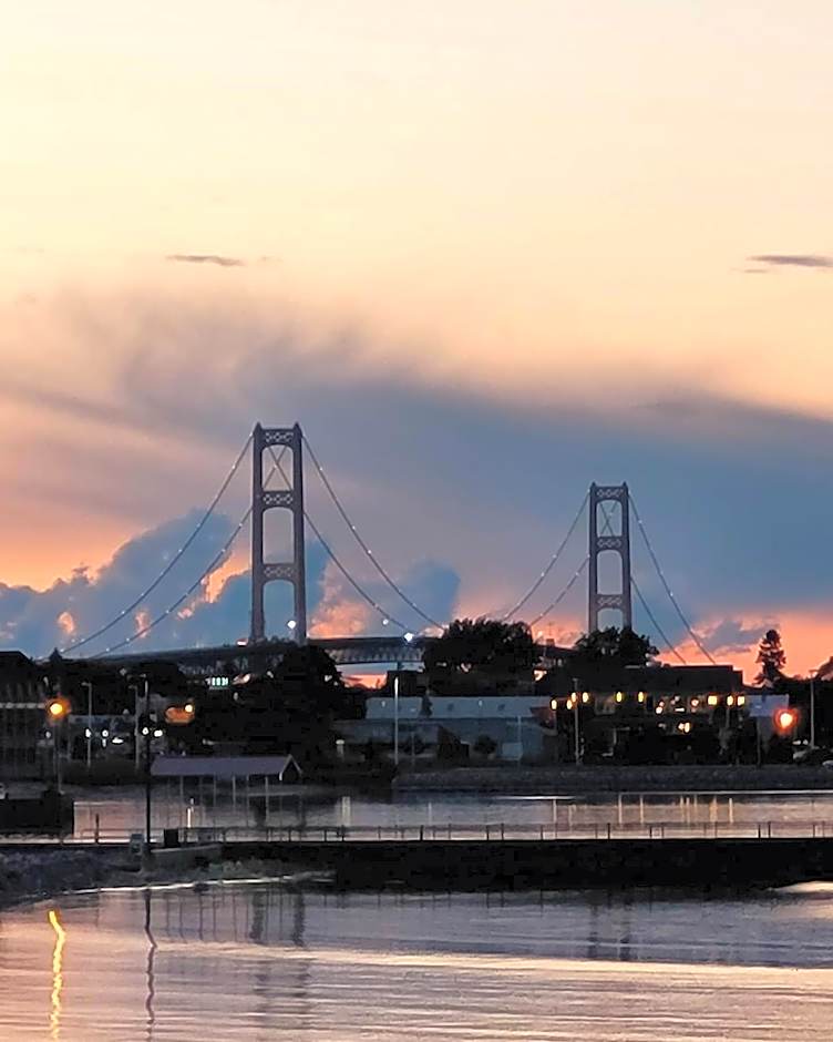 Mackinaw Beach And Bay All Suites Resort