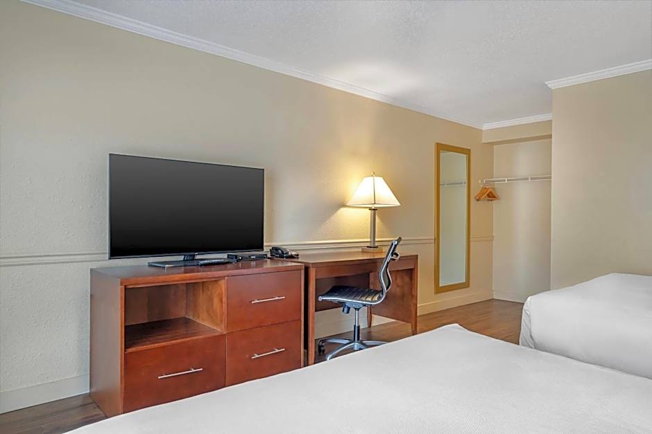 Econo Lodge Inn & Suites