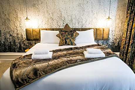 The Buxton Suite Brass Bath, Hot Tub