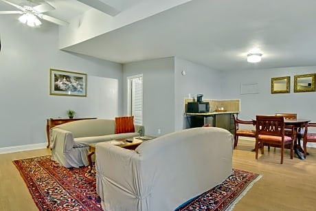 Deluxe King Suite